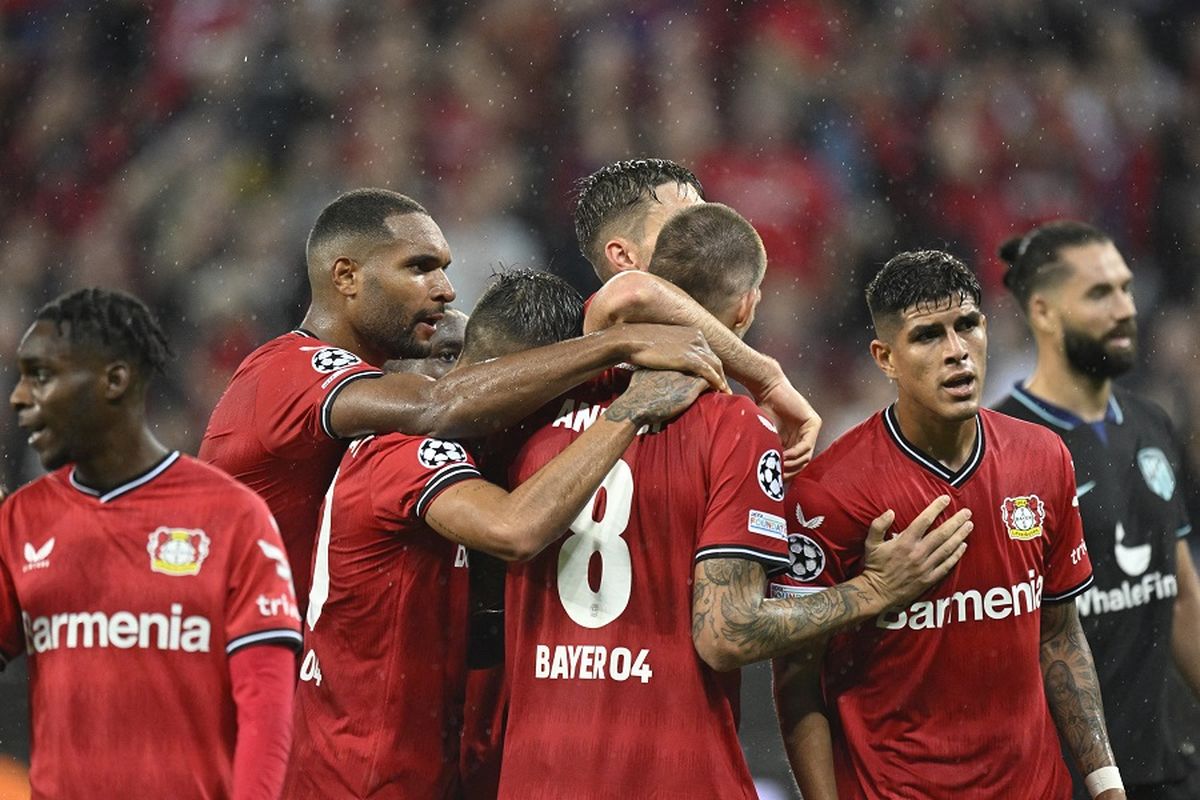 Gelandang Leverkusen Robert Andrich (tengah) merayakan gol pembuka dengan rekan satu timnya pada pertandingan Grup B Liga Champions UEFA antara Bayer Leverkusen vs Atletico Madrid di Leverkusen, Jerman, pada 13 September 2022. (Foto oleh Sascha Schuermann / AFP)