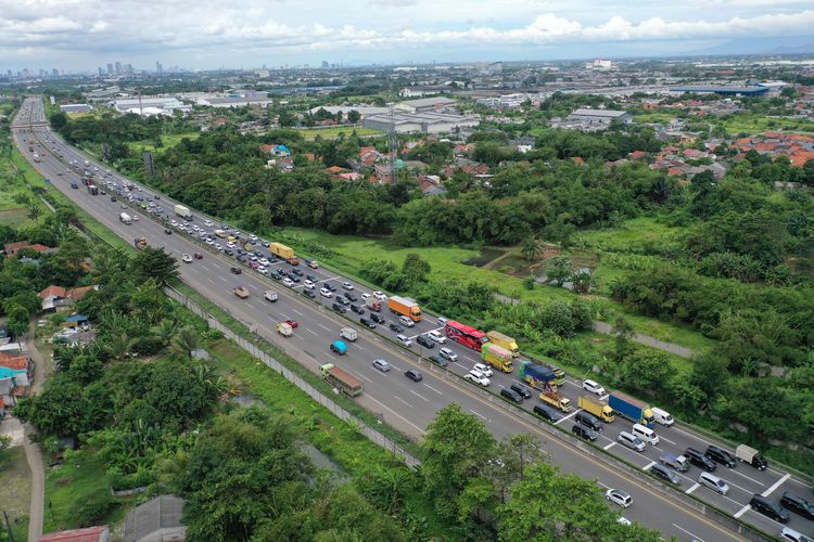 Sejumlah kendaraan mengantre sebelum memasuki gerbang Tol Cikupa, Kabupaten Tangerang, Banten, Kamis (28/4/2022). Para pengguna jalan tol tersebut mayoritas merupakan pemudik yang akan menuju Pulau Sumatera melalui Pelabuhan Merak.