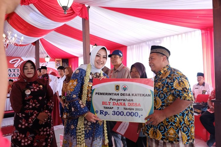 Bupati Klaten Sri Mulyani menyerahkan Bantuan Langsung Tunai Dana Desa secara simbolis di Pendopo Taman Kuliner Griya Sari Buana, Desa Katekan, Gantiwarno, Kabupaten Klaten, Jawa Tengah, Selasa (25/7/2023). 