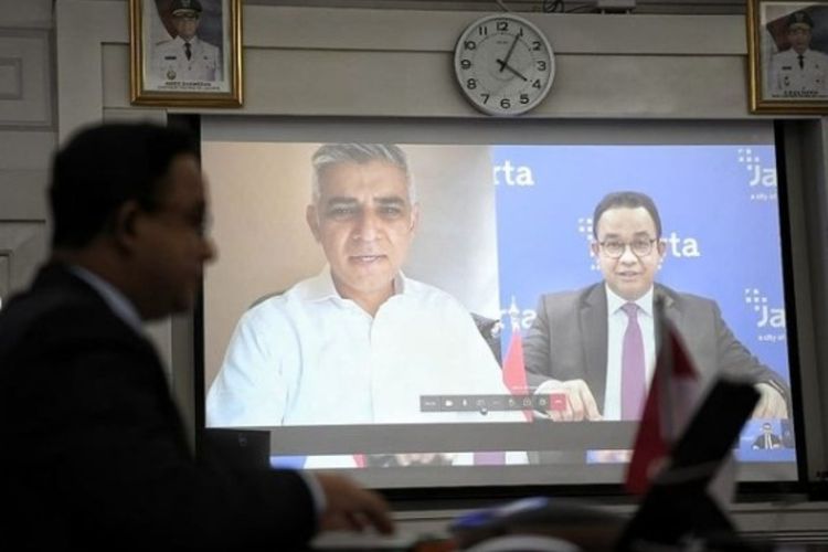 Gubernur DKI Jakarta Anies Baswedan (kanan layar) saat berdiskusi secara virtual dengan Wali Kota London Sadiq Khan (kiri layar), Rabu (4/8/2021).