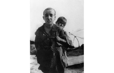 Foto diambil pada 10 Agustus 1945 di Hiroshima, menunjukkan dua bersaudara yang selamat dari insiden bom atom di kota tersebut. Pada 73 tahun lalu, Agustus 1945, AS menjatuhkan bom Little Boy di Kota Hiroshima, Jepang, sebagai tahap akhir PD II yang menewaskan lebih dari 120.000 orang. Setelah Hiroshima, Kota Nagasaki menjadi sasaran berikutnya.