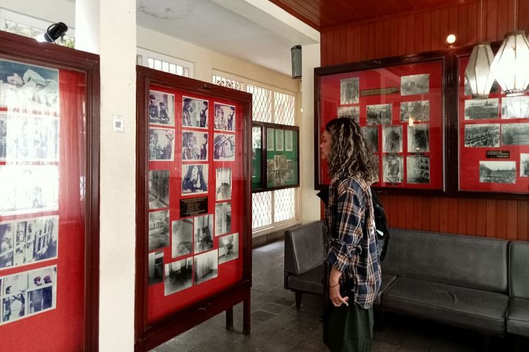 Potret pengunjung museum Sasmitaloka Pahlawan Revolusi mengenakan pakaian sopan.