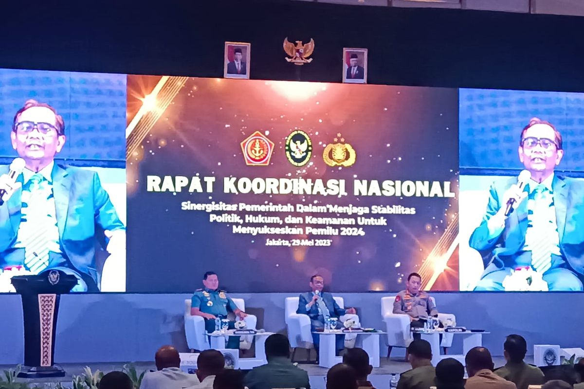 Panglima TNI Laksamana Yudo Margono, Menteri Koordinator Bidang Politik, Hukum, dan Keamanan (Menkopolhukam) Mahfud MD, dan Kapolri Jenderal Listyo Sigit saat acara Rapat Koordinasi Nasional 'Sinergisitas Pemerintah Dalam Menjaga Stabilitas Politik Dan Keamanan untuk menyukseskan Pemilu Tahun 2024' di Jakarta Selatan, Senin (29/5/2023). 