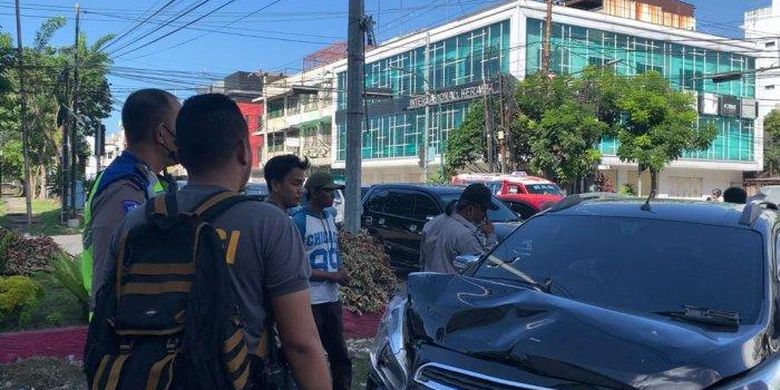 Kondisi mobil pribadi yang terlibat kecelakaan dengan mobil ambulans dipersimpangan empat, Jalan Sutomo dan Jalan Prof HM Yamin, Kota Medan, Minggu (19/6/2022).