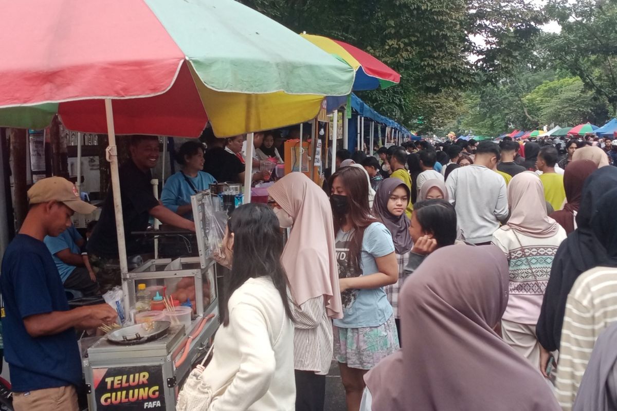 Serunya Berburu Takjil di Jalan Surabaya Kota Malang...