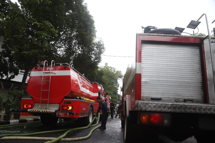 Mobil pemadam kebakaran tengah berupaya memadamkan kebakaran Gedung Bappelitbang, Balai Kota Bandung, Senin (7/11/2022).