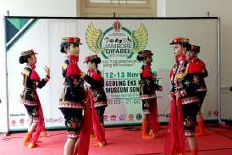 Para siswi SLB di Kulonprogo saat menari di acara 