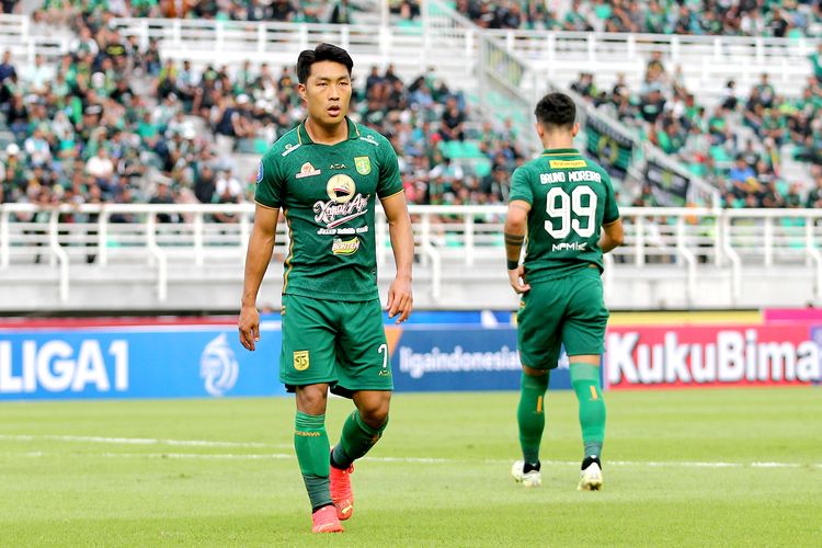 Pemain asing Persebaya Surabaya Song Ui Young saat pertandingan pekan ke-2 Liga 1 2023-2024 melawan Barito Putera yang berakhir dengan skor 1-1 di Stadion Gelora Bung Tomo Surabaya, Sabtu (8/7/2023) sore WIB.