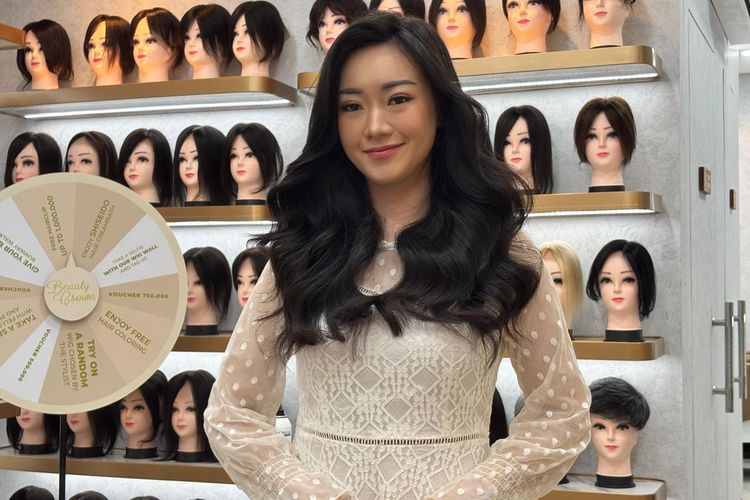 Model menggunakan hair clip dan toupee untuk mempertebal tampilan rambutnya.