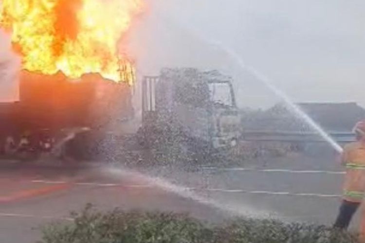 Truk tangki milik PT Pertamina dengan muatan 16.000 liter Pertalite dan 8.000 liter solar terbakar di tol Tangerang Merak KM 56 arah Jakarta. Minggu (28/5/2023) dini hari.