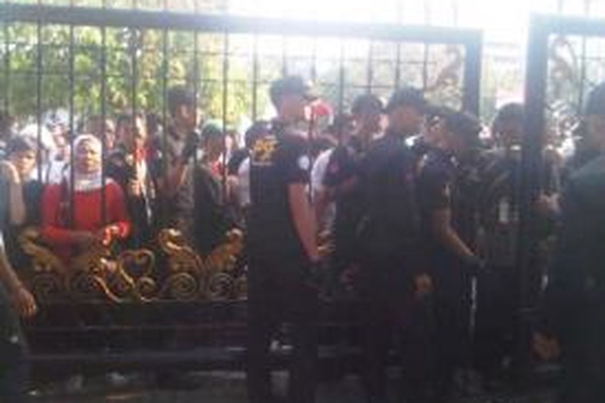 Warga berusaha masuk ke Istana Merdeka, Senin (20/10/2014).