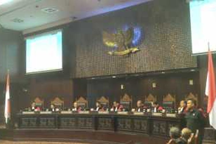 Sidang putusan sela perselisihan hasil pemilihan kepala daerah di Gedung Mahkamah Konstitusi, Kamis (21/1/2016).