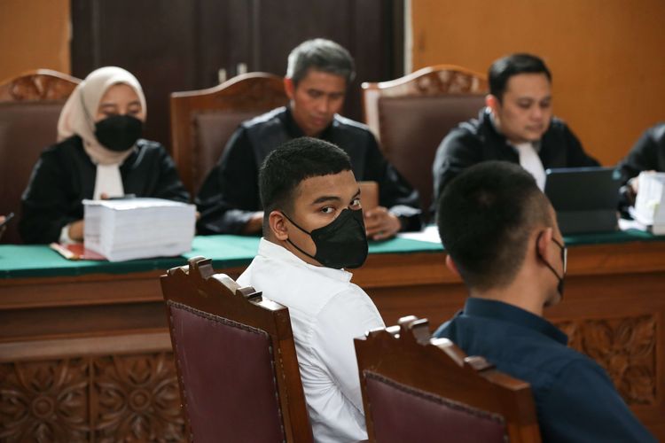 Mario Dandy Satriyo (kanan) dan Shane Lukas, terdakwa penganiayaan remaja berinisial D menjalani sidang di Pengadilan Negeri (PN) Jakarta Selatan, Selasa (13/6/2023). Agenda sidang lanjutan kali ini mendengarkan keterangan saksi salah satunya orang tua D, Jonathan Latumahina.