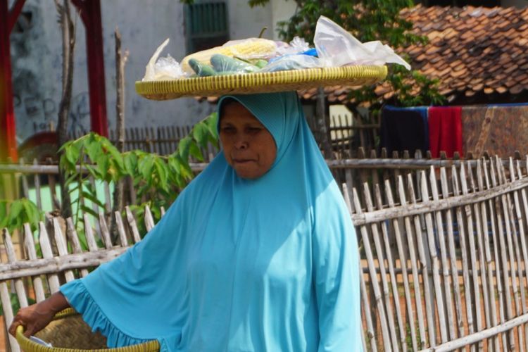 Atas segala perjuangan dan pengorbanannya itu, pada tahun 2017 lalu, Pemerintah Kabupaten Karawang memberikan Apresiasi Keluarga Hebat pada Esim-Komariah. 