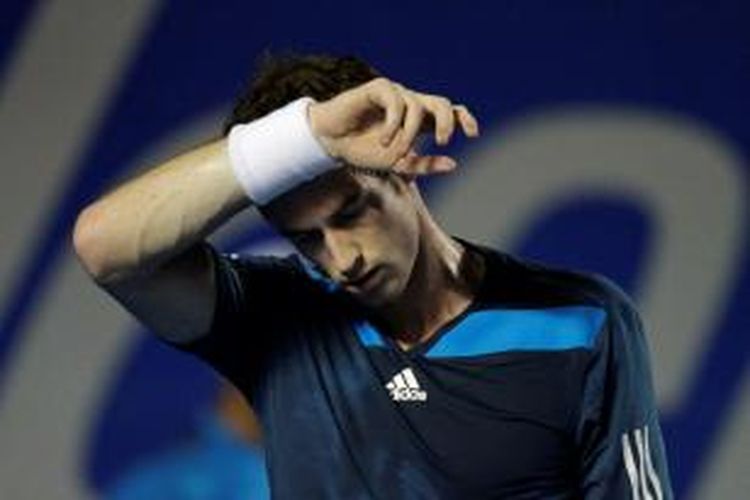 Petenis Inggris Andy Murray mengelap keringat saat bertanding melawan Joao Sousa dari Portugal pada babak kedua turnamen di Acapulco, Meksiko, Rabu (26/2/2014). Murray menang 6-3, 6-4.