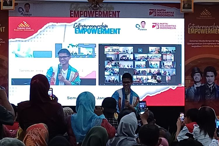 Ketua Umum (Ketum) Partai Solidaritas Indonesia (PSI) Kaesang Pangarep dalam acara pelatihan para pelaku UMKM di Semarang, Jawa Tengah, Sabtu (13/1/2024). 