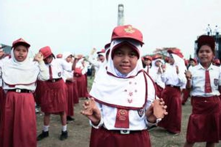 Ilustrasi siswa SD: Sejumlah siswa SD memegang kreweng usai memainkannya dengan digesek-gesekan di Ceramic Music Festival 2015, di lapangan Jatiwangi, Kecamatan Jatiwangi, Kabupaten Majalengka, Rabu petang (11/11/2015).