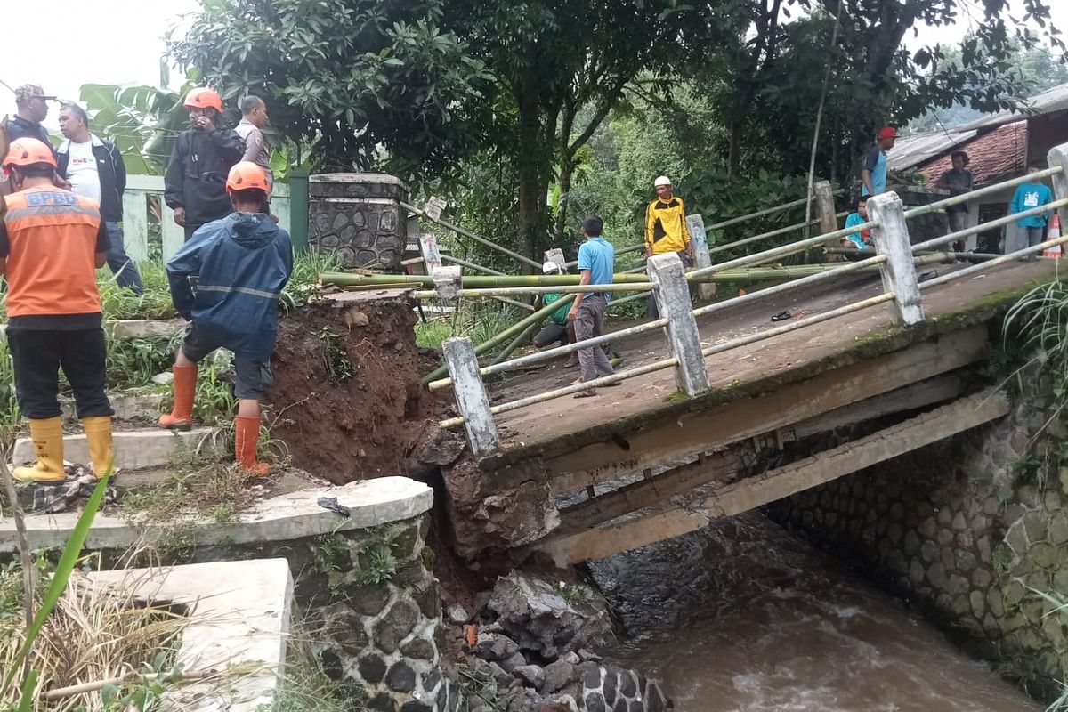 Jembatan penghubung kelurahan Baros dan Kelurahan Sindangpalay ambruk saat terjadinya hujan pada Sabtu (23/11/2024).