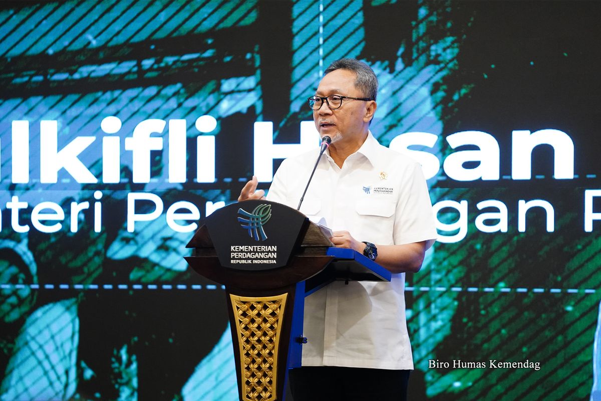 Menteri Perdagangan (Mendag) Zulkifli Hasan buku berjudul ?Zulkifli Hasan, Kerja Bantu Rakyat: Satu Tahun Perjalanan Zulkifli Hasan Sebagai Menteri Perdagangan di Kantor Kementerian Perdagangan, Jakarta, Kamis (15/6/2023).