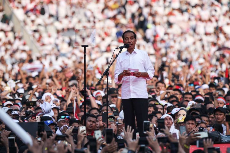 Calon Presiden no urut 01, Joko Widodo memberikan orasi politik saat kampanye akbar bertajuk Konser Putih Bersatu di Stadion Gelora Bung Karno, Jakarta, Sabtu (13/4/2019).