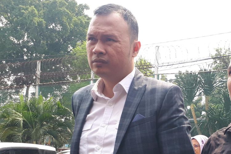 Kuasa hukum Ahmad Dhani Hendarsam Marantoko usai mendampingi kliennya mengurus perpundahan rutan di Rutan Klas I Cipinang, Jakarta Timur, Kamis (13/6/2019).