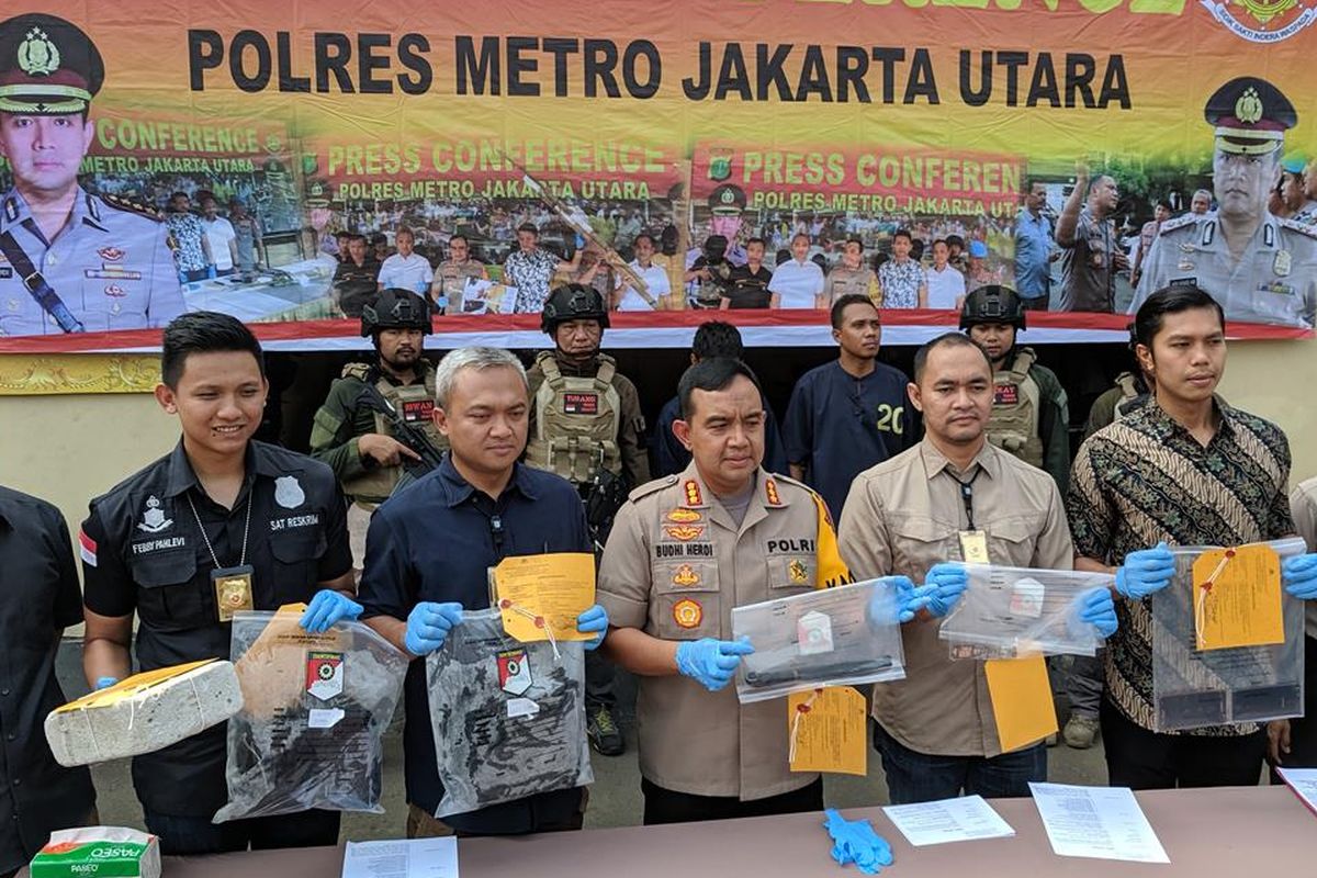 Aparat Polres Metro Jakarta Utara memberi keterangan kepada wartawan terkait kasus penganiayaan yang menyebabkan seorang pria bernama Hilarius Ladja tewas di Pantai Beachpool Ancol pada 30 Juni 2019.
