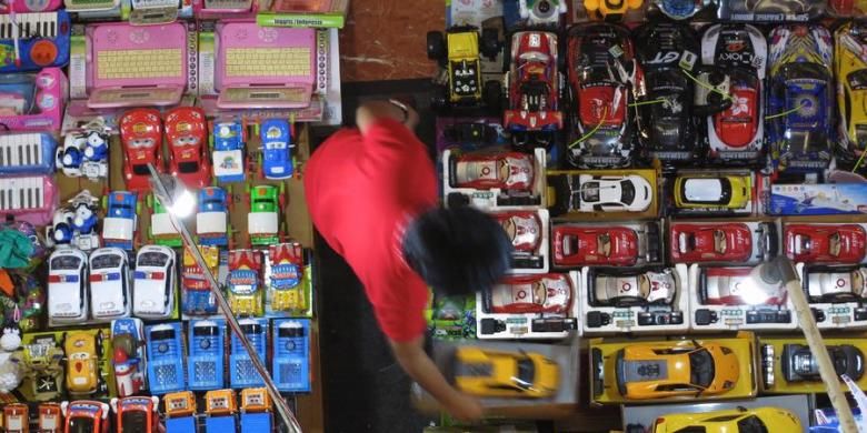 Mainan anak yang sebagian besar produk impor dari Cina dijual di Blok M Square, Jakarta, Selasa (16/10/2012). Tahun ini pemerintah fokus pada penerapan SNI untuk produk mainan anak, tekstil dan produk tekstil, serta elektronik. Selain untuk mengendalikan impor, peneraan SNI ini juga untuk melindungi konsumen

