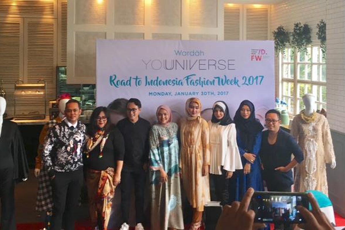 Delapan perancang busana Indonesia dalam konferensi pers Wardah Road to Indonesia Fashion Week 2017 di Jakarta, Senin (30/1/2017).