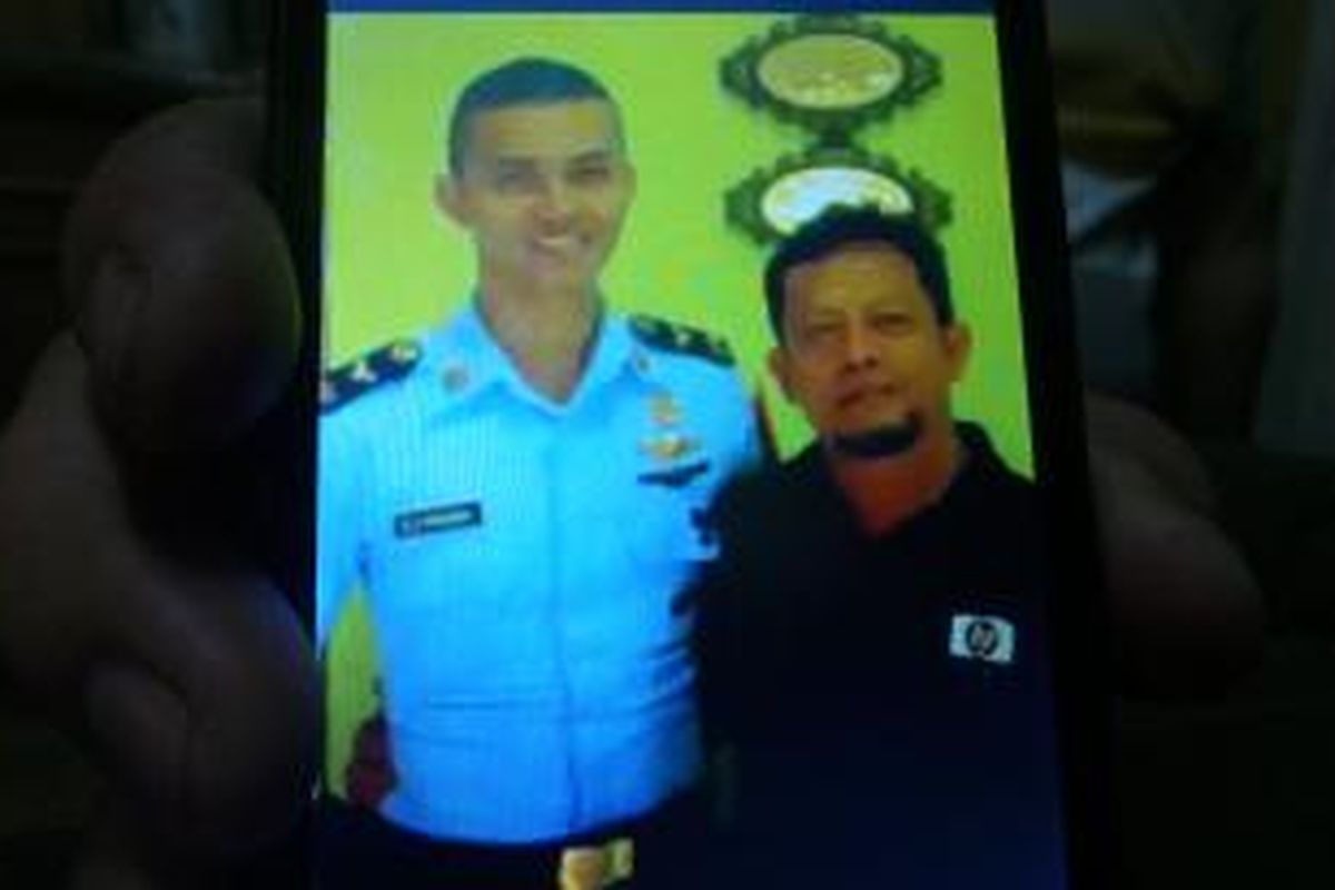 Letda Dian (kiri) dan Rahmadani sang paman (kanan). Letda Dian merupakan Copilot 2 pesawat Hercules C130 yang jatuh di Medan.