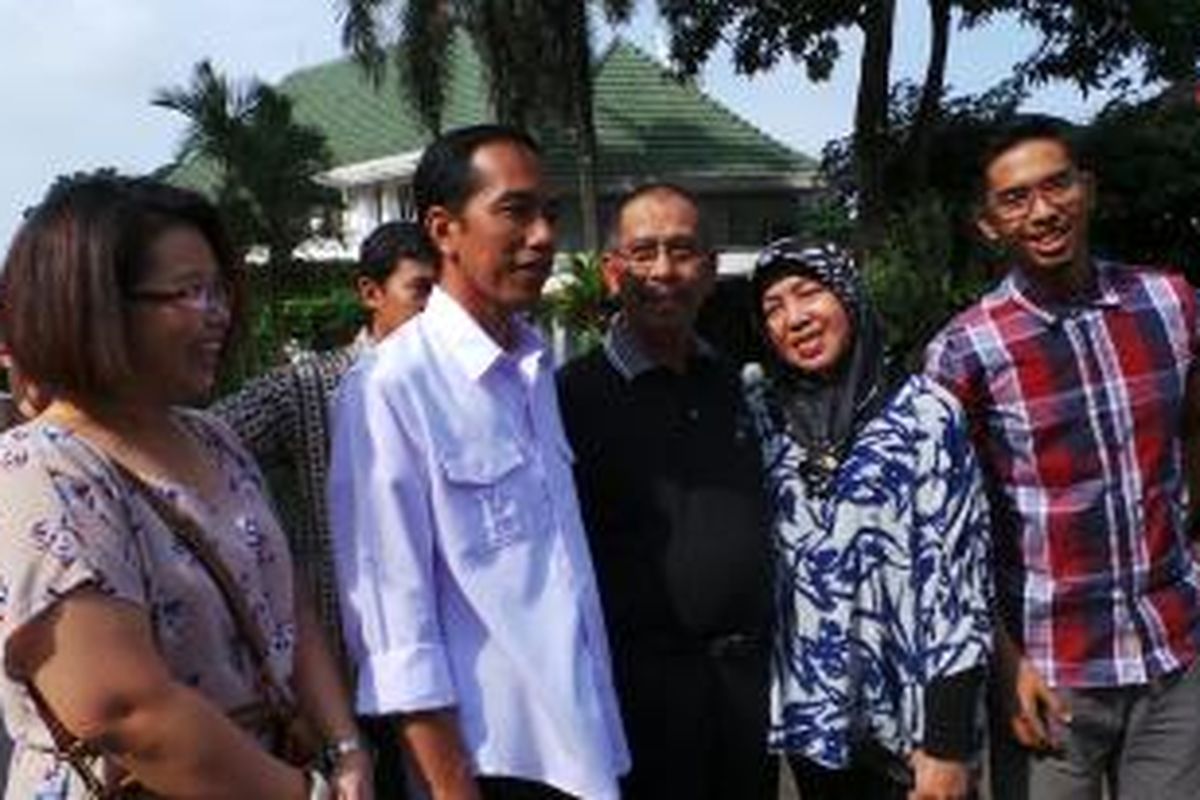 Gubernur DKI Jakarta Joko Widodo saat berfoto bersama keluarga dari Brunei Darussalam, Minggu (26/1/2014).