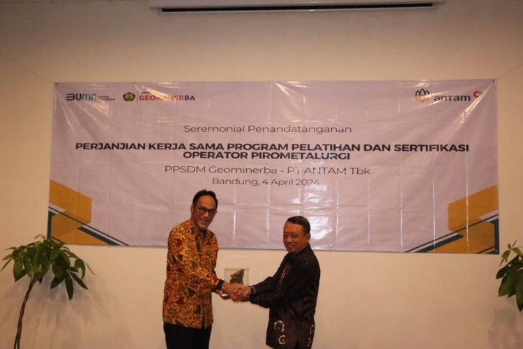 Penandatanganan Perjanjian Kerja Sama Program Pelatihan dan Sertifikasi Operator Pirometalurgi oleh Kepala Pusat PPSDM Geominerba Kementerian ESDM Dwi Anggoro dengan Direktur Sumber Daya Manusia (SDM) Antam Achmad Ardianto di Bandung, Kamis (4/4/2024).