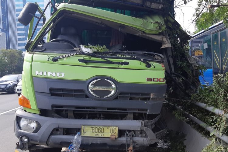 Kondisi truk yang mengalami kerusakan dibagian depan karena tabrakan di bahu jalan tol Cawang-Grogol, Senin (2/12/2019)