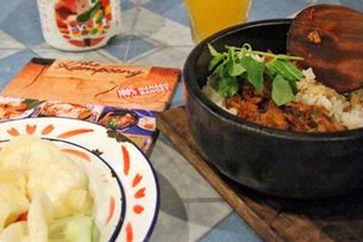 Kuliner khas Manado, nasi tus-tus, disajikan dalam mangkok panas dengan suwiran ikan cakalang dan irisan cabe merah.