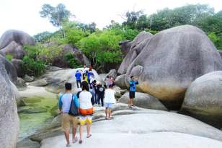 Pantai Tanjung Tinggi dipenuhi wisatawan yang ingin berfoto di bebatuan granit ciri khas pantai di Belitung.