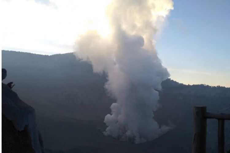 Gunung Tangkuban Parahu di Jawa Barat meletus pada Jumat pukul 15.48 WIB. 