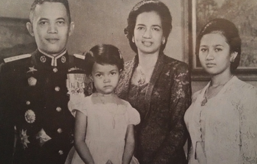 Foto keluarga Jenderal AH Nasution sebelum peristiwa G30S terjadi, Ade Irma Suryani (foto kedua dari sebelah kiri)