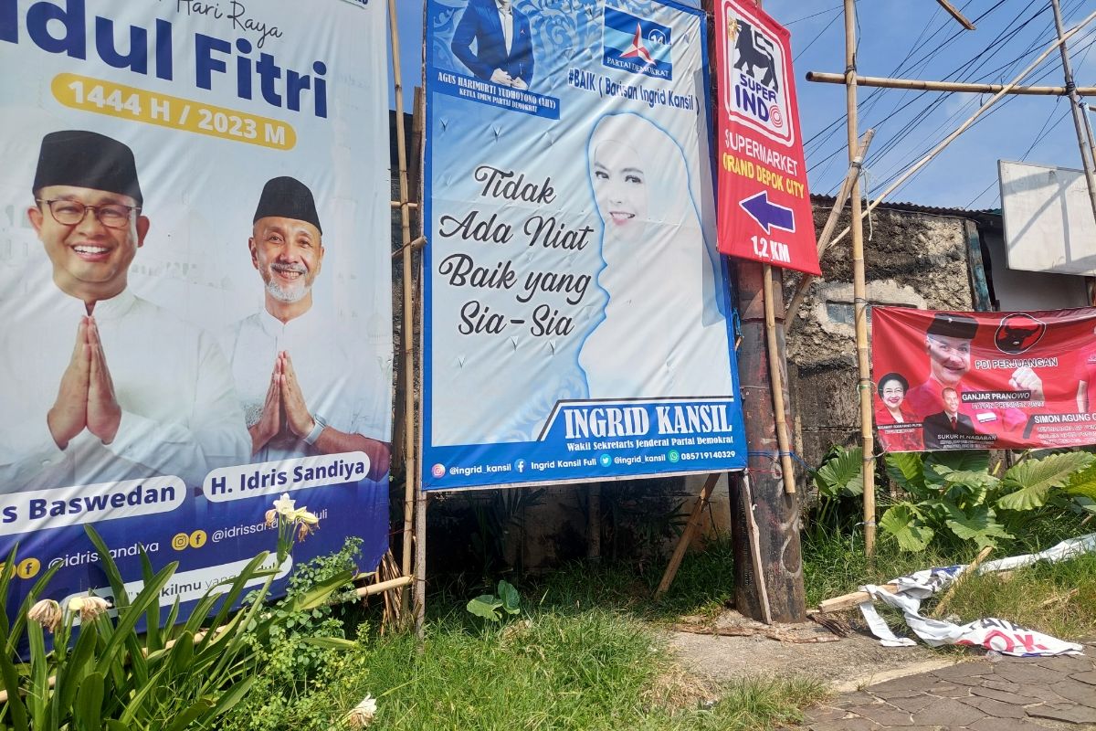 Sejumlah spanduk partai politik masih terpampang di beberapa titik di Jalan Boulevard Grand Depok City (GDC), Sukmajaya, Depok, Jawa Barat, pada Rabu (5/7/2023).