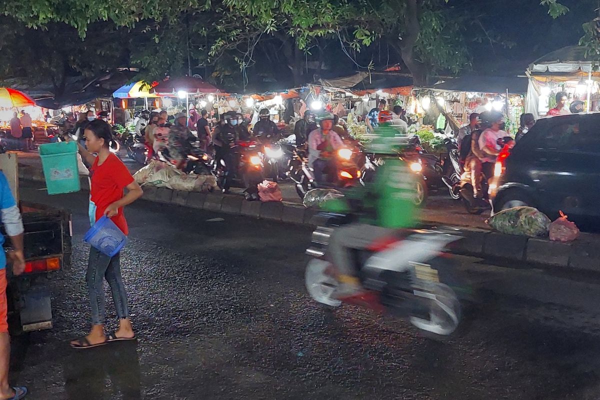 Tumpukan sampah yang berada di salah satu titik median jalan di jalan Raden Patah, Ciledug, Kota Tangerang, Jumat (28/1/2022) malam.