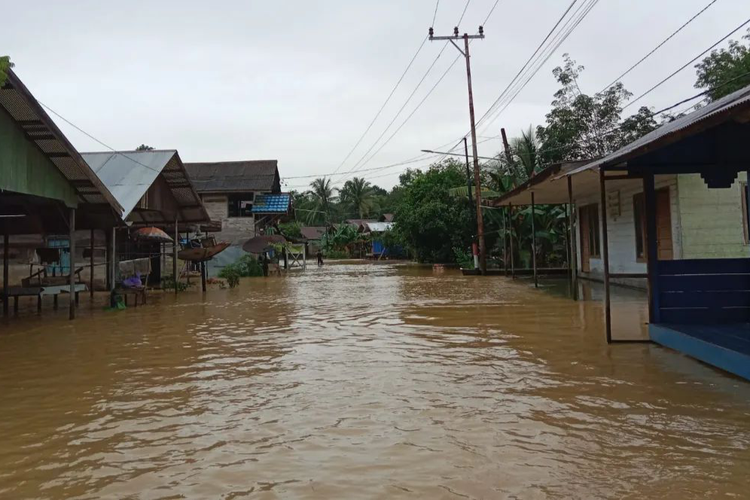 Banjir rendam Desa Teluk Bayur, Kecamatan Juai, Balangan Kalsel, Minggu (14/1/2024) dikarenakan curah hujan tinggi yang menyebabkan sungai meluap.