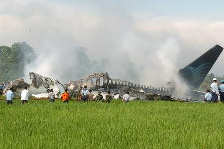 Pesawat Garuda hangus terbakar setelah mendarat di Bandar Udara Adisutjipto, Yogyakarta, Rabu (7/3/2007). Dalam musibah itu 21 orang tewas.