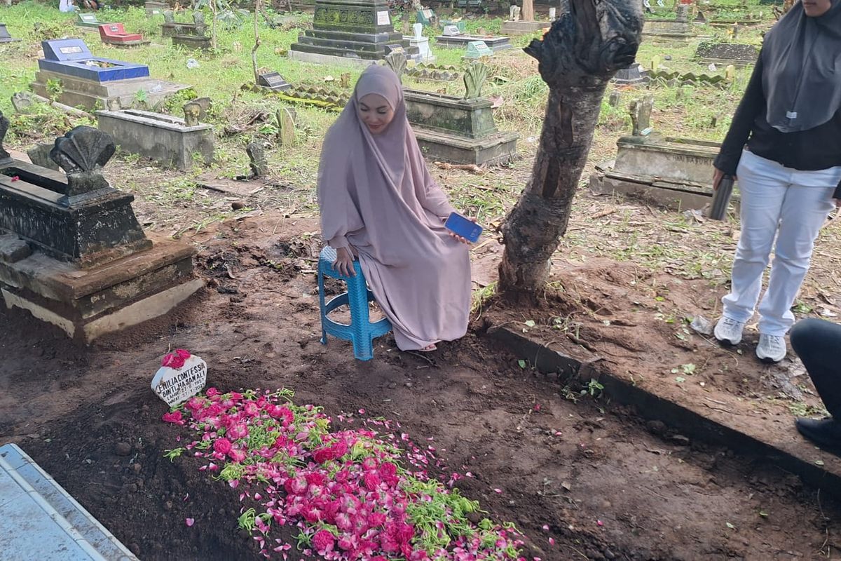 Denada Tiba di Banyuwangi, Berikan Penghormatan Terakhir untuk Sang Ibu, Emilia  Contessa Halaman all - Kompas.com