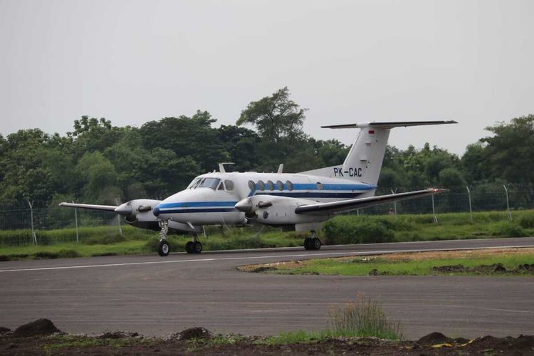 Pesawat King Air B200 GT mendarat di bandara Ngloram di Kecamatan Cepu, Kabupaten Blora, Jawa Tengah, Sabtu (12/1/2020).