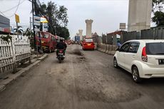 Jalan Raya Bekasi Rusak Parah, Hujan Berlumpur, Terik Berdebu