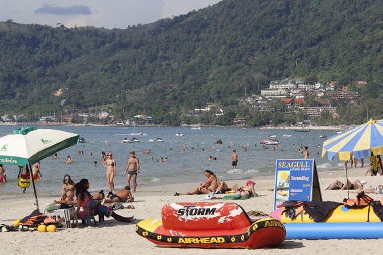 Pantai Patong di Phuket, Thailand, Sabtu (5/12/2015), merupakan destinasi wisata yang selalu diramaikan turis asing untuk berwisata bahari, menikmati sunset, olahraga parasailing, jetski atau berjalan-jalan sepanjang pantai berpasir putih serta menikmati kehidupan malam.