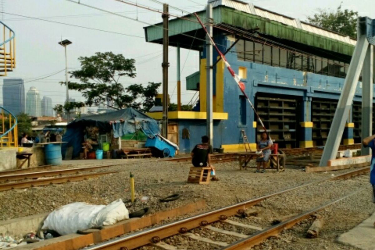 Perlintasan kereta api tak berpalang di Jalan Tenaga Listrik, Tanah Abang, Jakarta Pusat, Selasa (12/9/2017).
