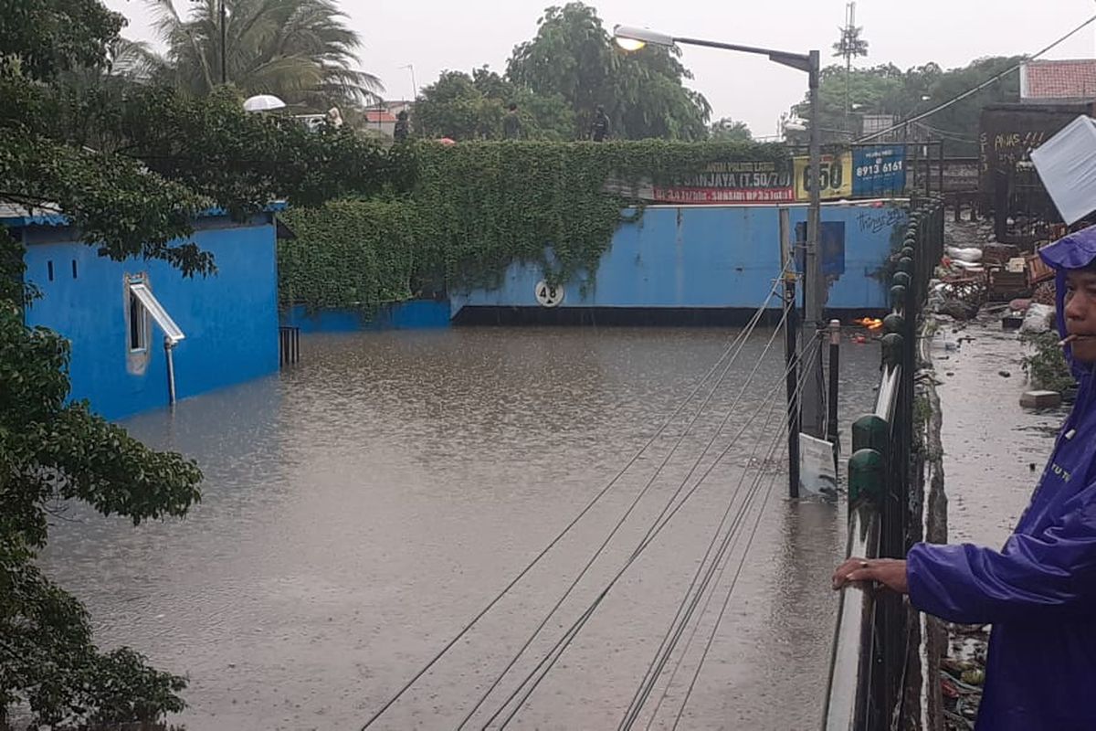 Banjir menenggelamkan Jalan Underpass Bekasi Timur, Rabu (1/1/2020).