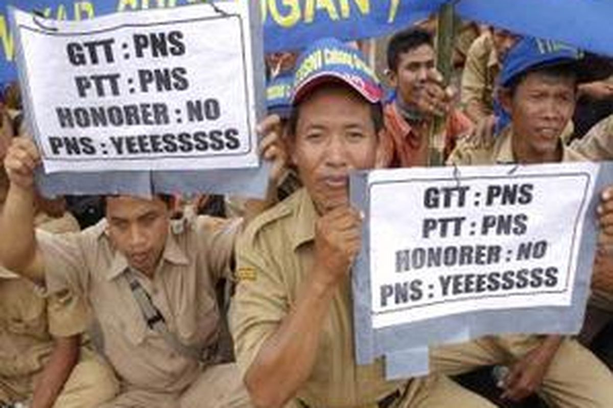 Forum Tenaga Honorer Sekolah Negeri Indonesia melakukan unjuk rasa di depan Istana Negara Jakarta, Jumat (2/5). Dalam aksinya ini mereka menuntut pengangkatan status sebagai pegawai negeri sipil.