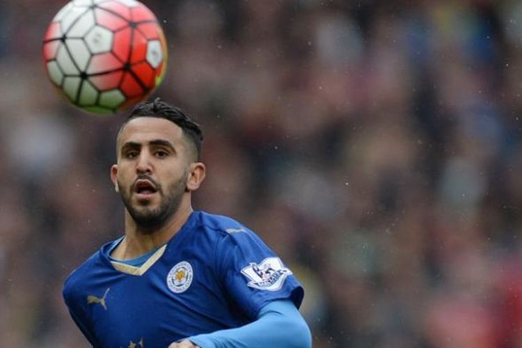 Gelandang Leicester City, Riyad Mahrez, melakoni laga Premier League kontra Manchester United di Stadion Old Trafford, pada 1 Mei 2016.