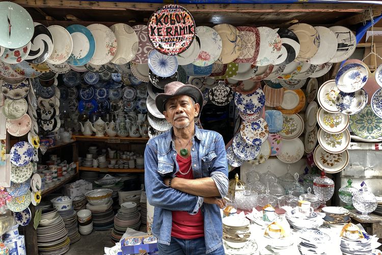 Kisah Pak Koboy, 36 Tahun Jualan Keramik di Mayestik, Kini Kiosnya Jadi Spot Foto Anak Muda