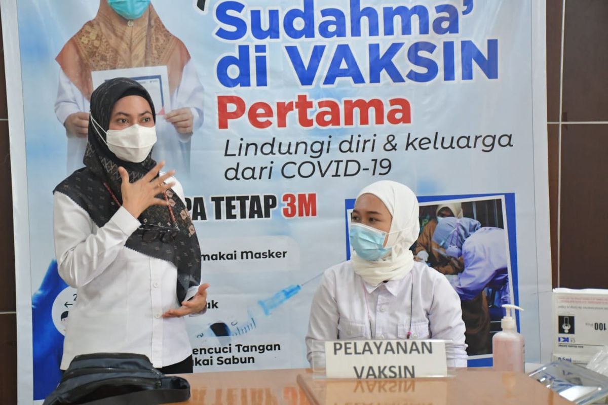 Bupati Luwu Utara Indah Putri Indriani (IDP) saat memantau pelaksanaan vaksinasi tahap kedua di ruang rapat Wakil Bupati (Wabup) Lutra, Rabu (3/3/2021).